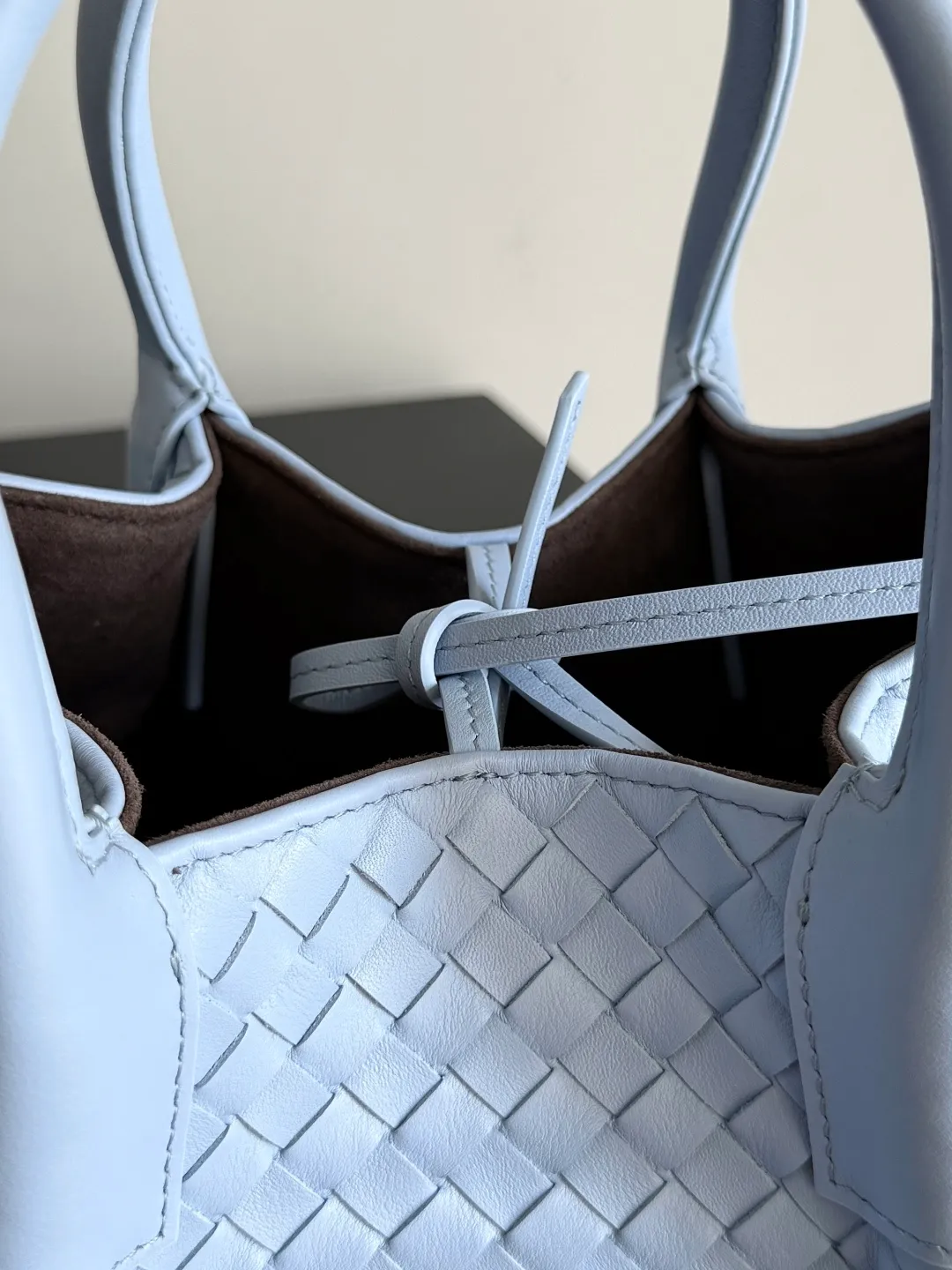 Batch 1660 BOTTEGA VENETA 2025 new product pinacoteca has super soft leather, and the weaving function, practicality and relaxed fashion sense have not fallen behind❤️‍🔥Amway has given sisters a must-have bag when going out. The size of the bag also accurately meets the commuting needs of urban beauties. It can accommodate mobile phones, keys, lipstick, powder, sunscreen, shopping bags...all of it! ! ! 🔥The capacity should not be underestimated~ It does not choose people, clothes, or occasions. With its majestic curved outline, exquisite woven texture, delicate edges and rounded handles, this woven vegetable basket bag truly achieves the goal of "dressing up and being fashionable without getting in the way"~ Are you interested in Jimei? Style number: 819004 Size: 24*15*12cm